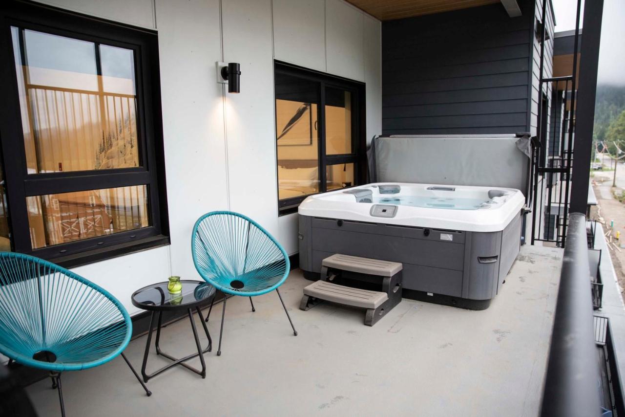 Le Refuge - Revelstoke Condo With Hot Tub Exterior foto